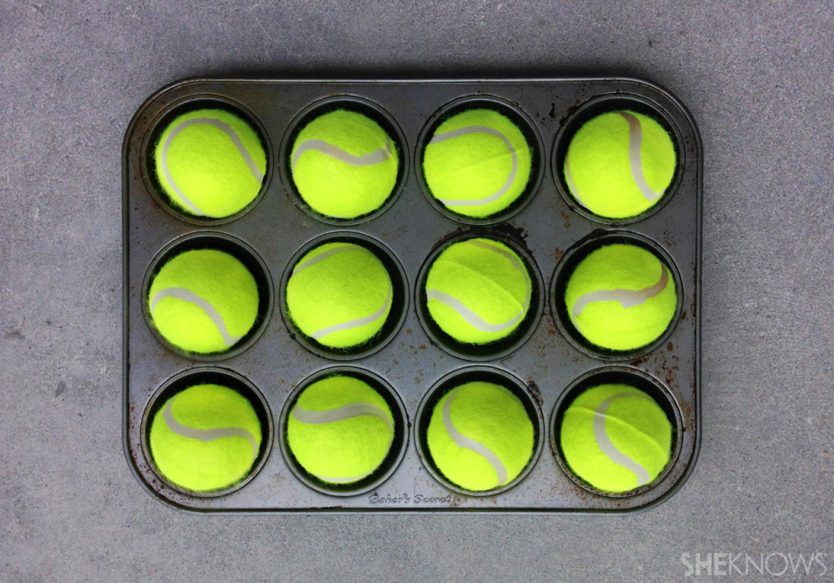 Vous pouvez créer votre propre puzzle pour chien avec un moule à muffins et des balles de tennis via sheknows